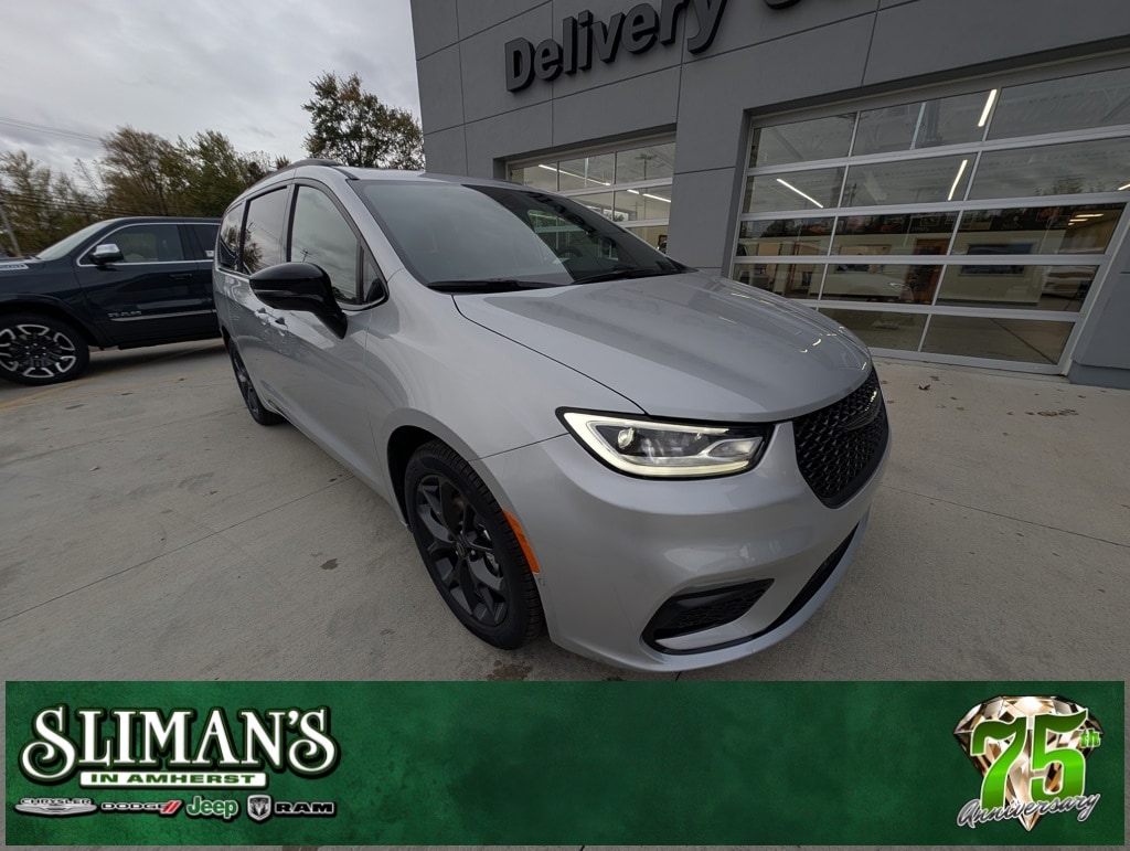 2026 Chrysler Pacifica Limited's photo