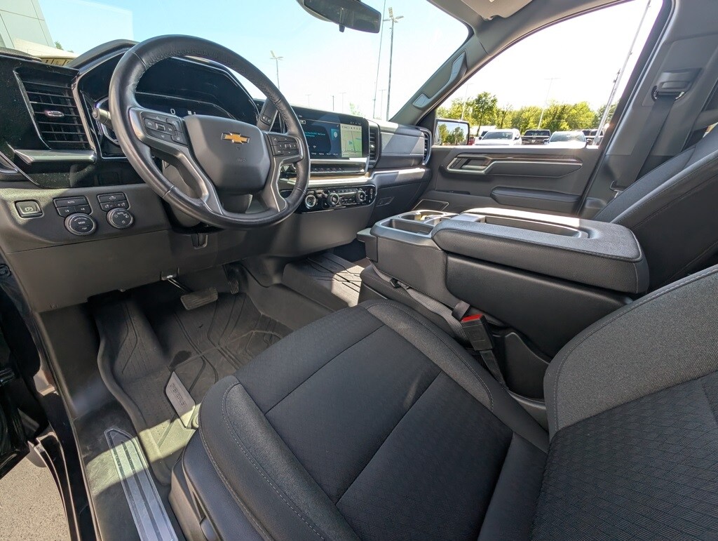 2022 Chevrolet Silverado 1500 LT photo 3