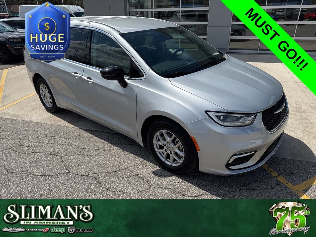 2024 Chrysler Pacifica Touring L's photo