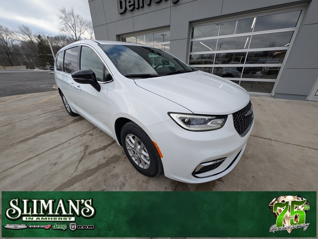 2026 Chrysler Pacifica Select's photo