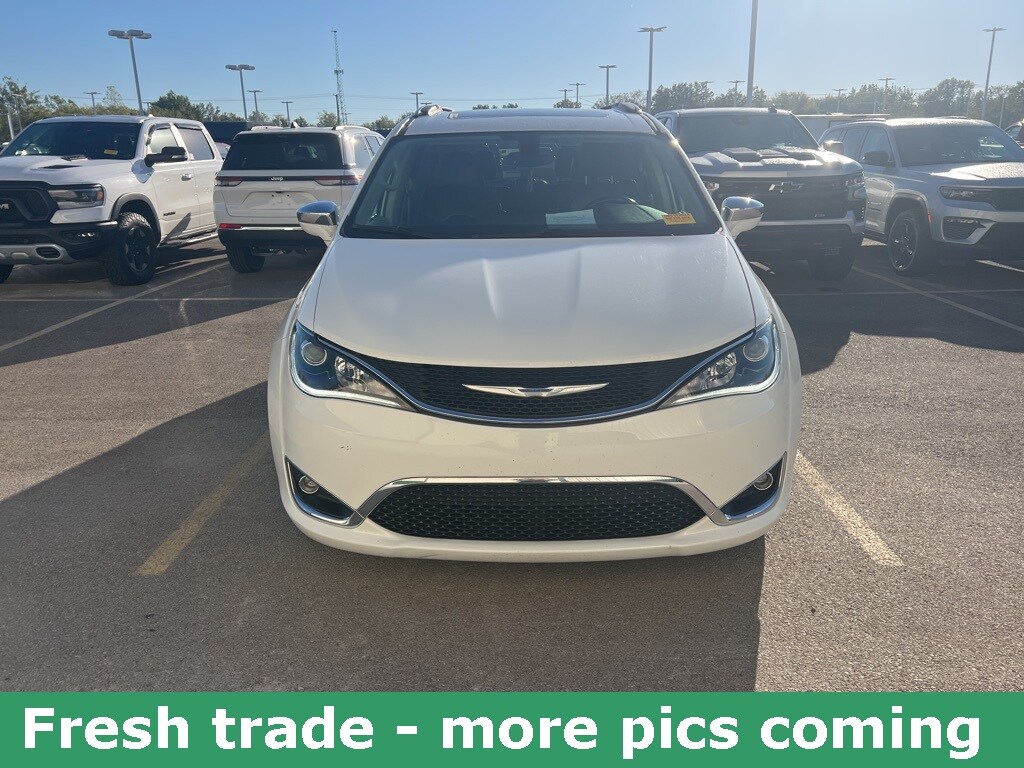 2018 Chrysler Pacifica Limited photo 2