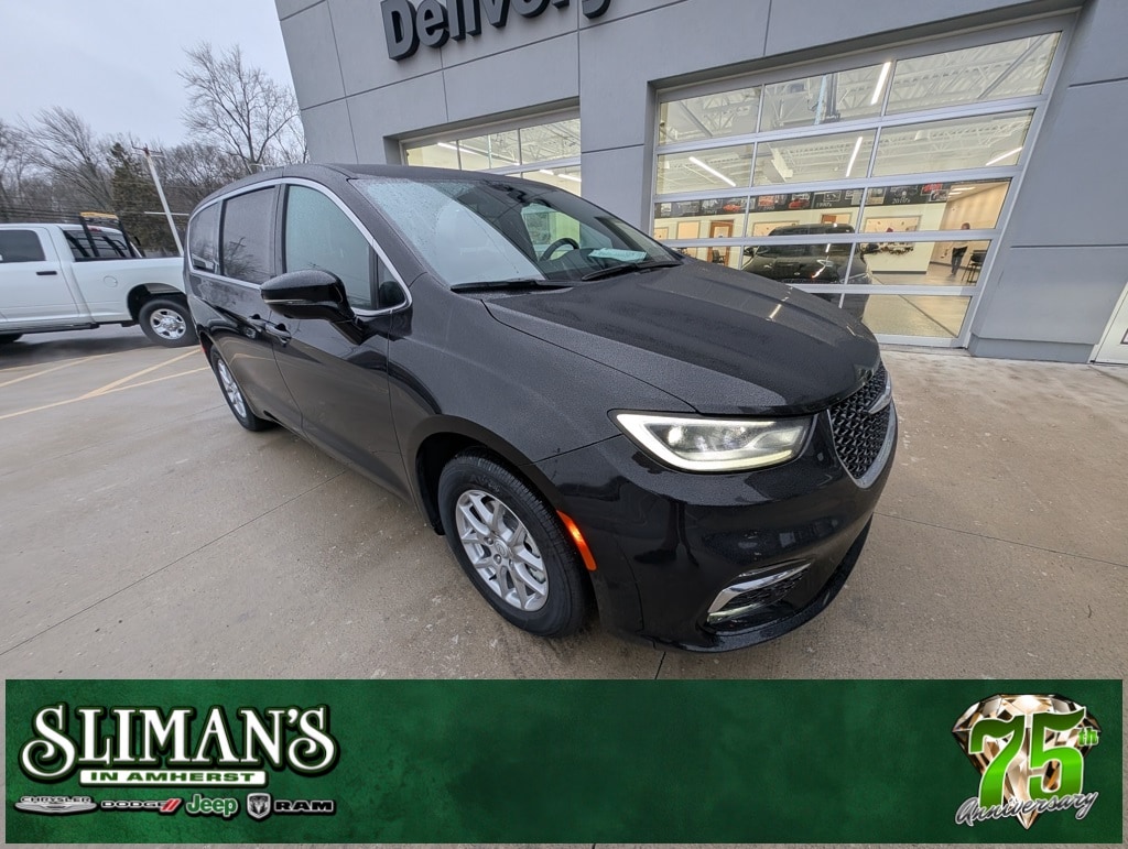 2026 Chrysler Pacifica Select's photo