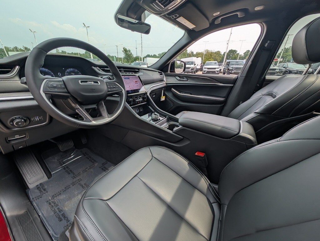 2025 Jeep Grand Cherokee Limited photo 2