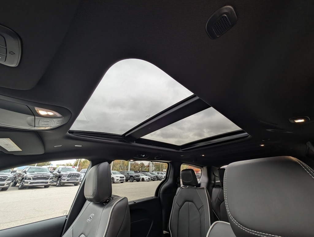 New 2026 Chrysler Pacifica LIMITED AWD Passenger Van