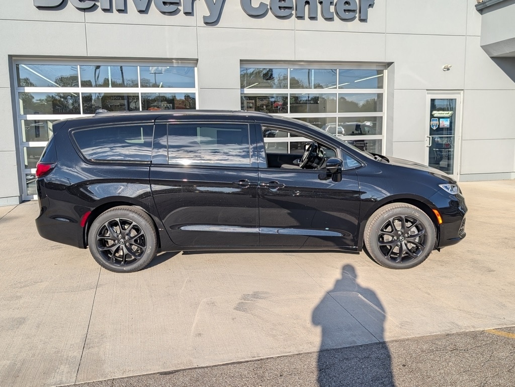 New 2026 Chrysler Pacifica SELECT AWD Passenger Van