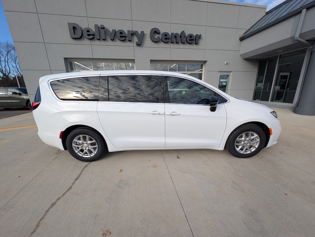 New 2026 Chrysler Pacifica SELECT Passenger Van