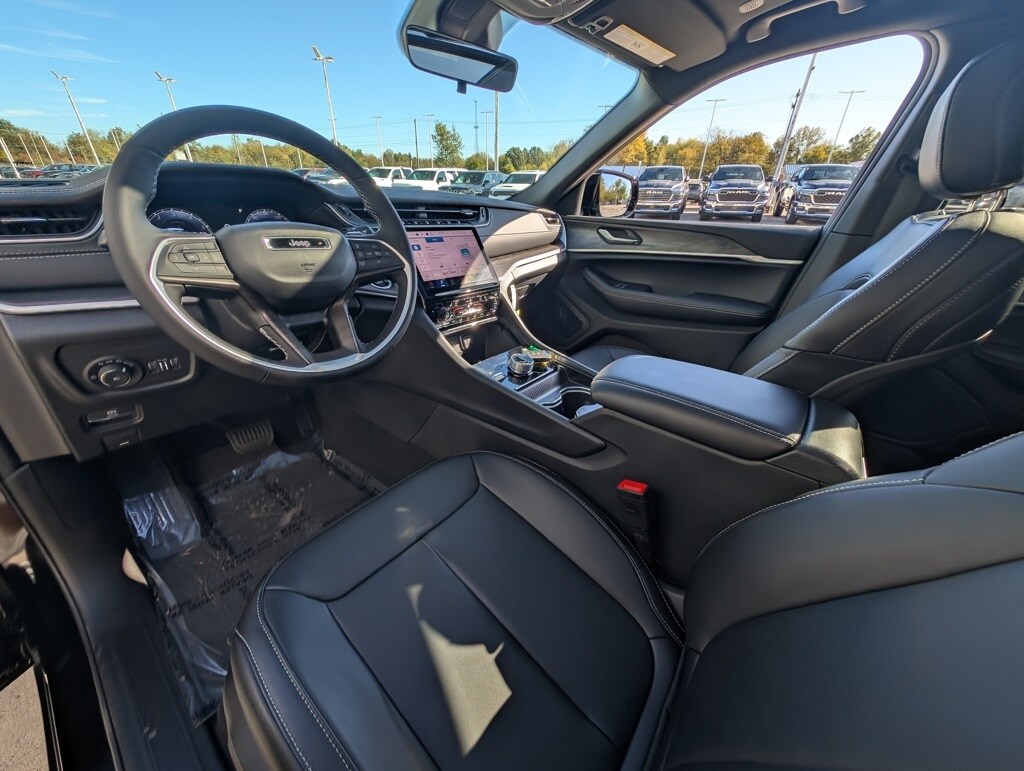 2025 Jeep Grand Cherokee Limited photo 2