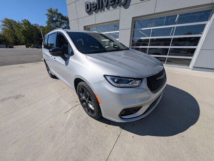 2026 Chrysler Pacifica SELECT AWD Passenger Van