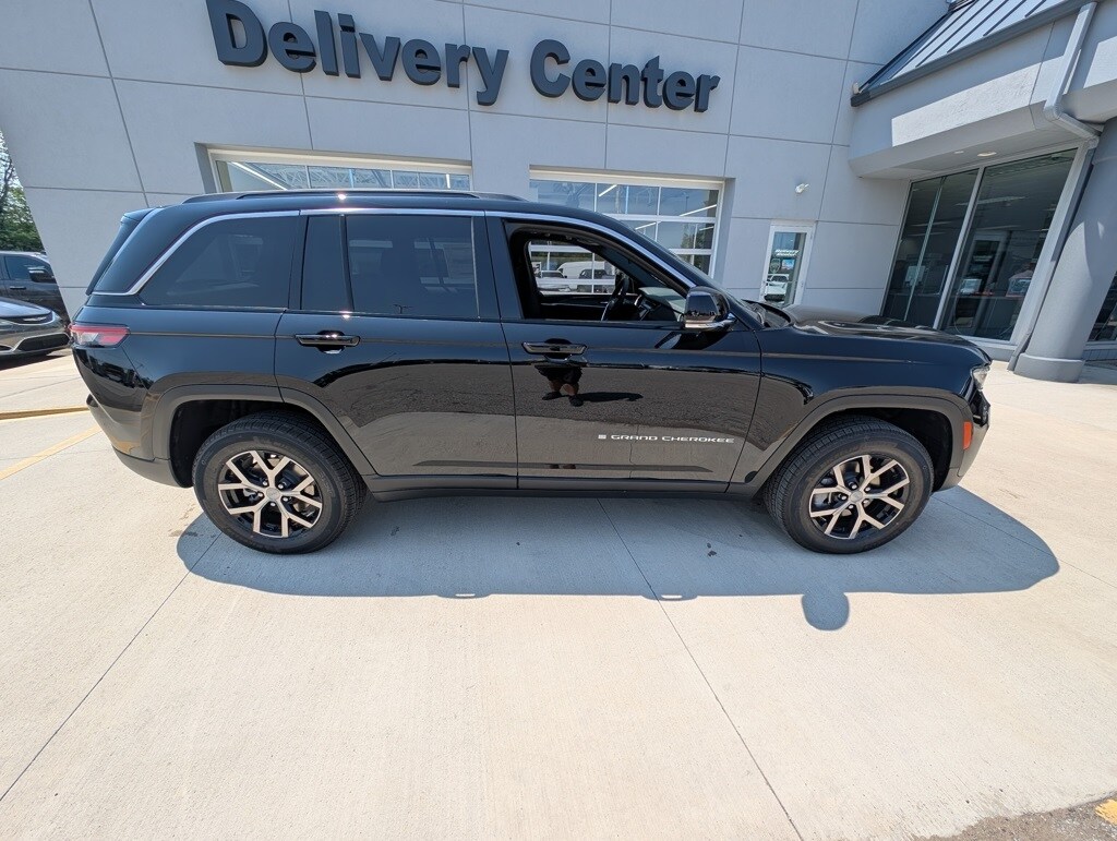 2025 Jeep Grand Cherokee Limited photo 3