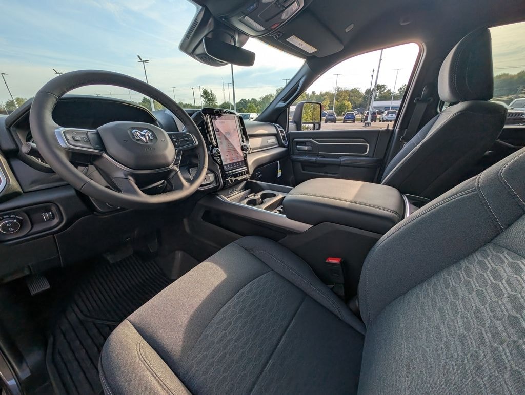 New 2025 Ram 2500 BIG HORN CREW CAB 4X4 6'4 BOX Pickup