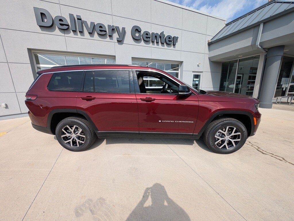 2025 Jeep Grand Cherokee Limited photo 3