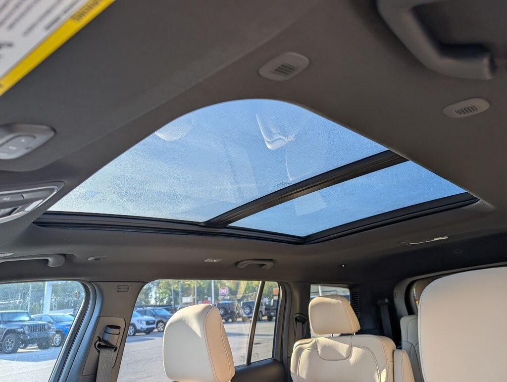 2025 Jeep Grand Cherokee Limited photo 2