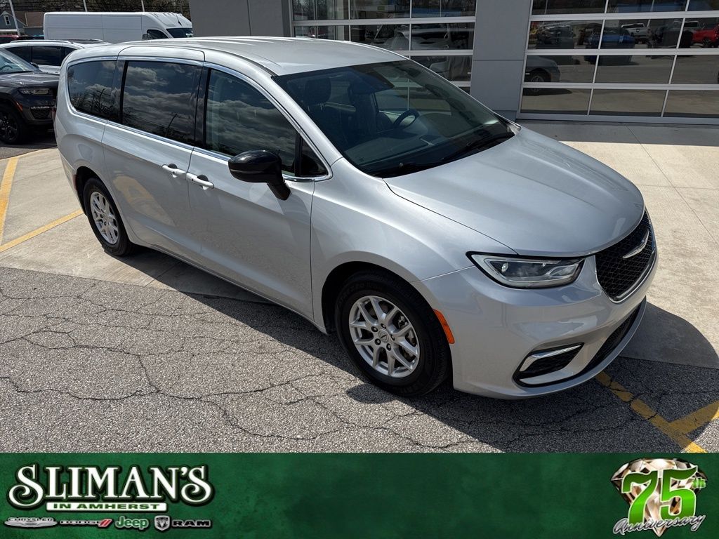 2024 Chrysler Pacifica Touring L's photo
