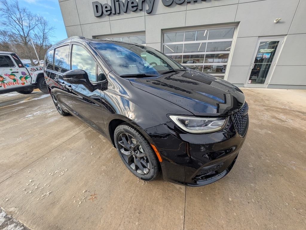 2026 Chrysler Pacifica Select's photo