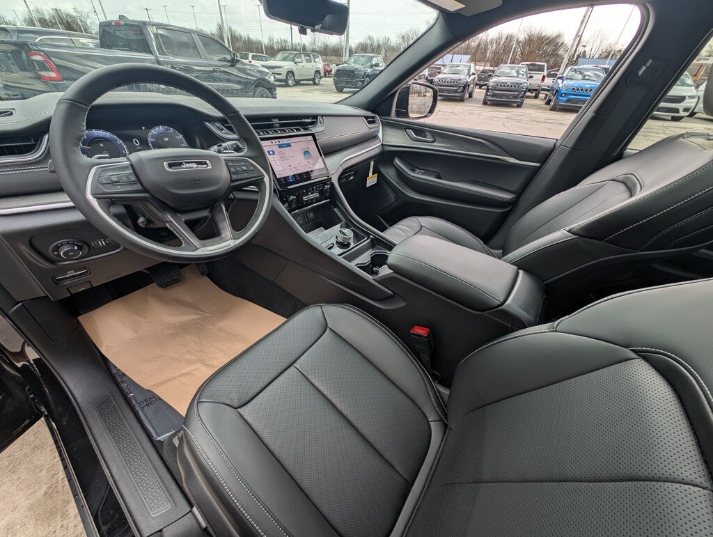 2025 Jeep Grand Cherokee L photo 2