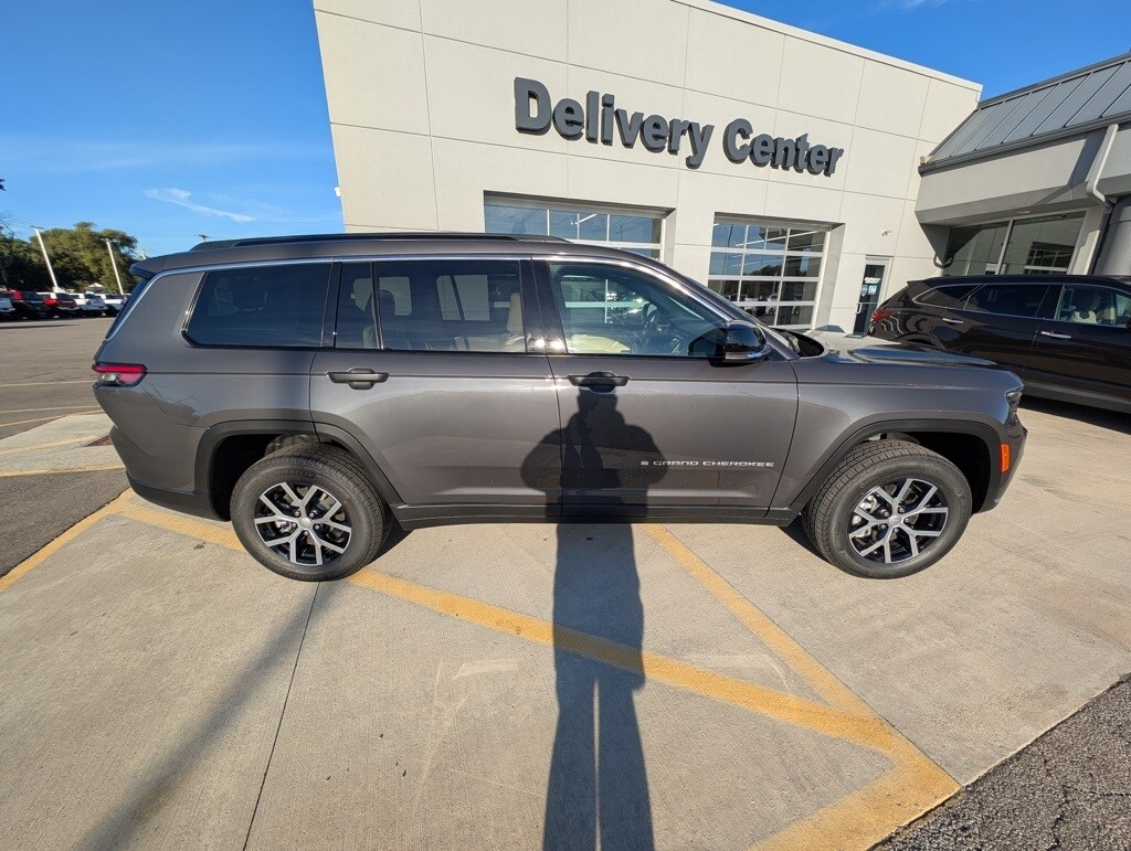 2025 Jeep Grand Cherokee Limited photo 3