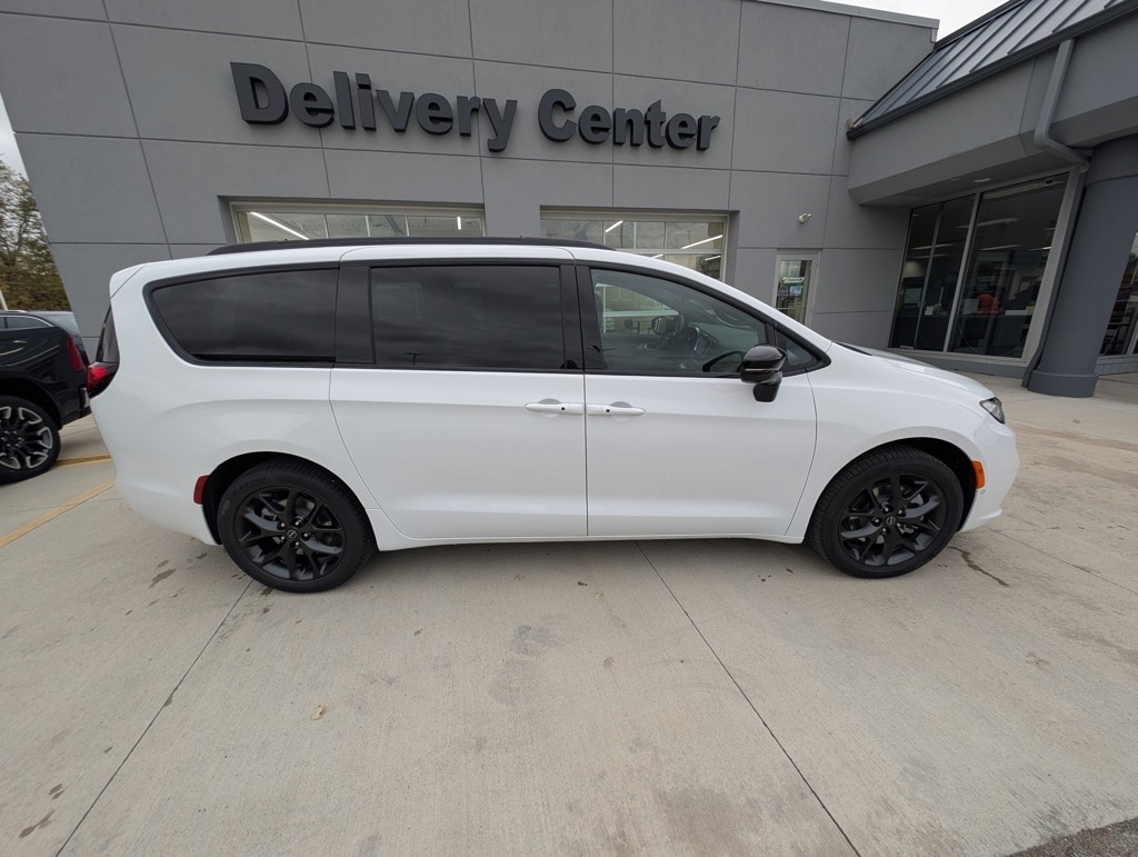 New 2026 Chrysler Pacifica LIMITED AWD Passenger Van
