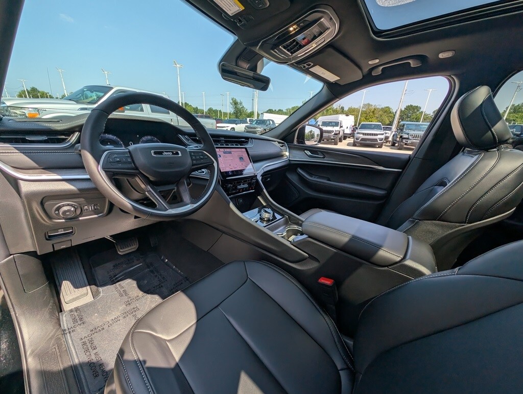 2025 Jeep Grand Cherokee Limited photo 2