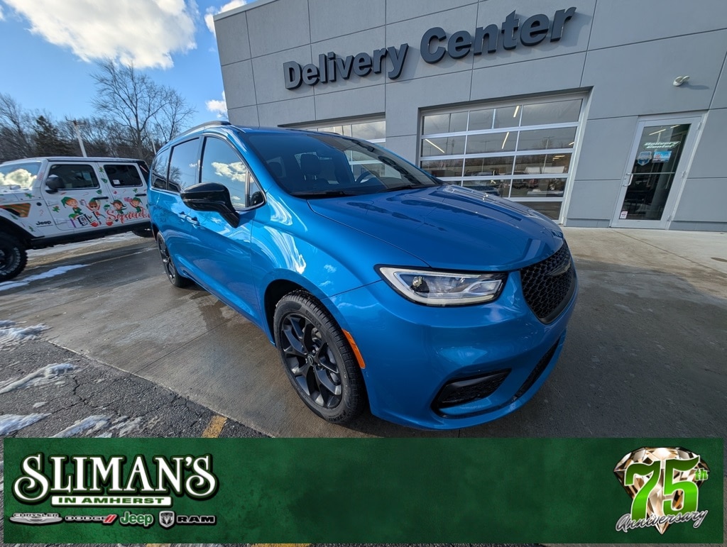 2026 Chrysler Pacifica Select's photo