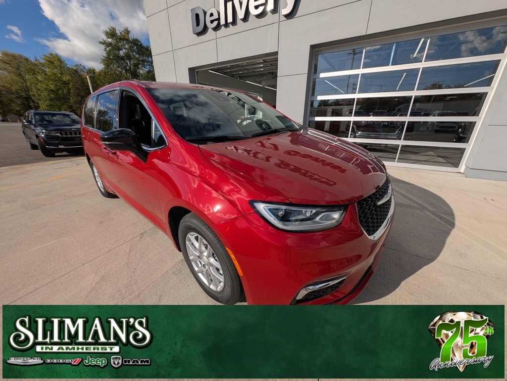 2026 Chrysler Pacifica Select's photo