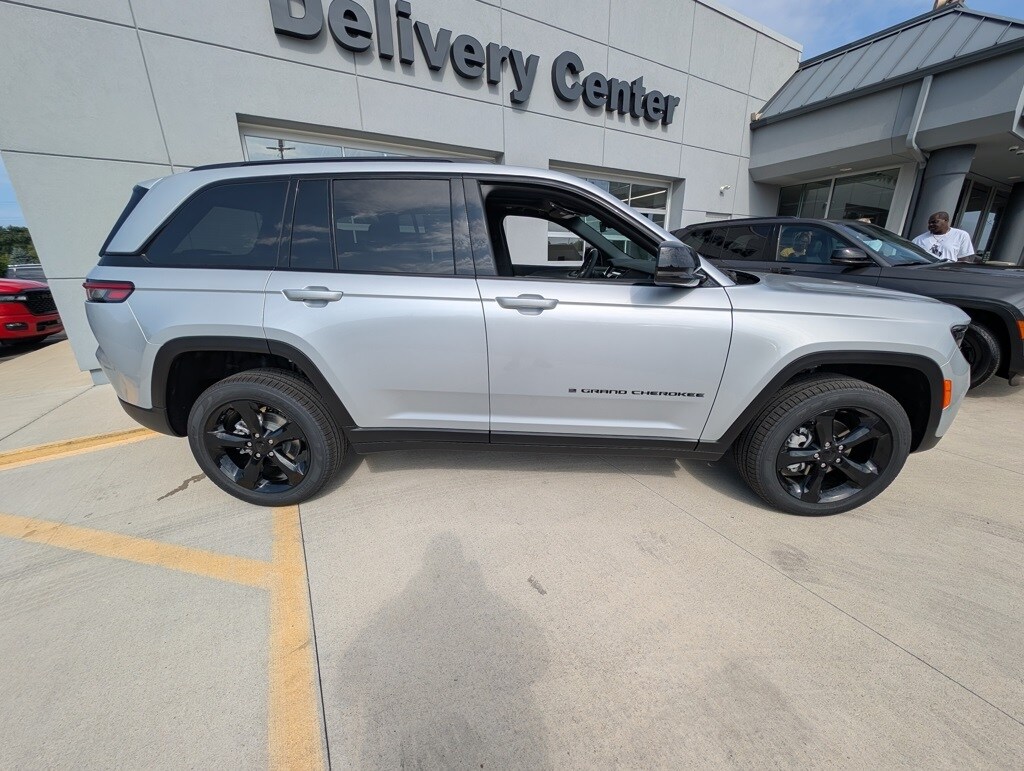 2025 Jeep Grand Cherokee Limited photo 4