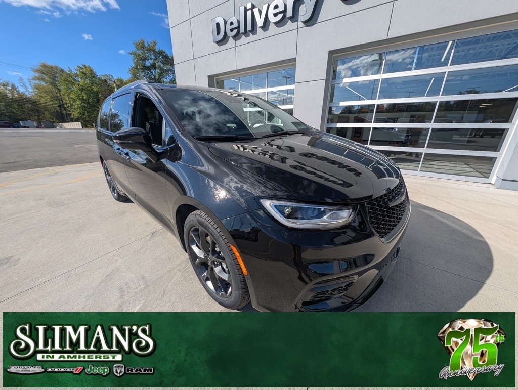 2026 Chrysler Pacifica Limited's photo