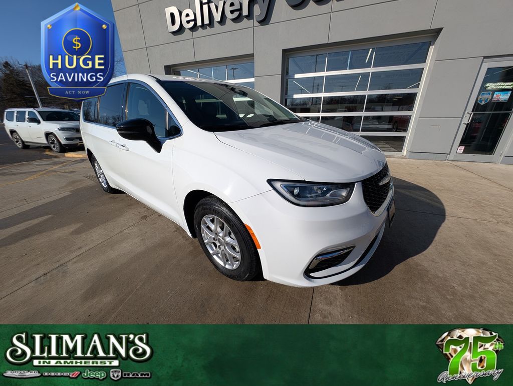 2024 Chrysler Pacifica Touring L's photo
