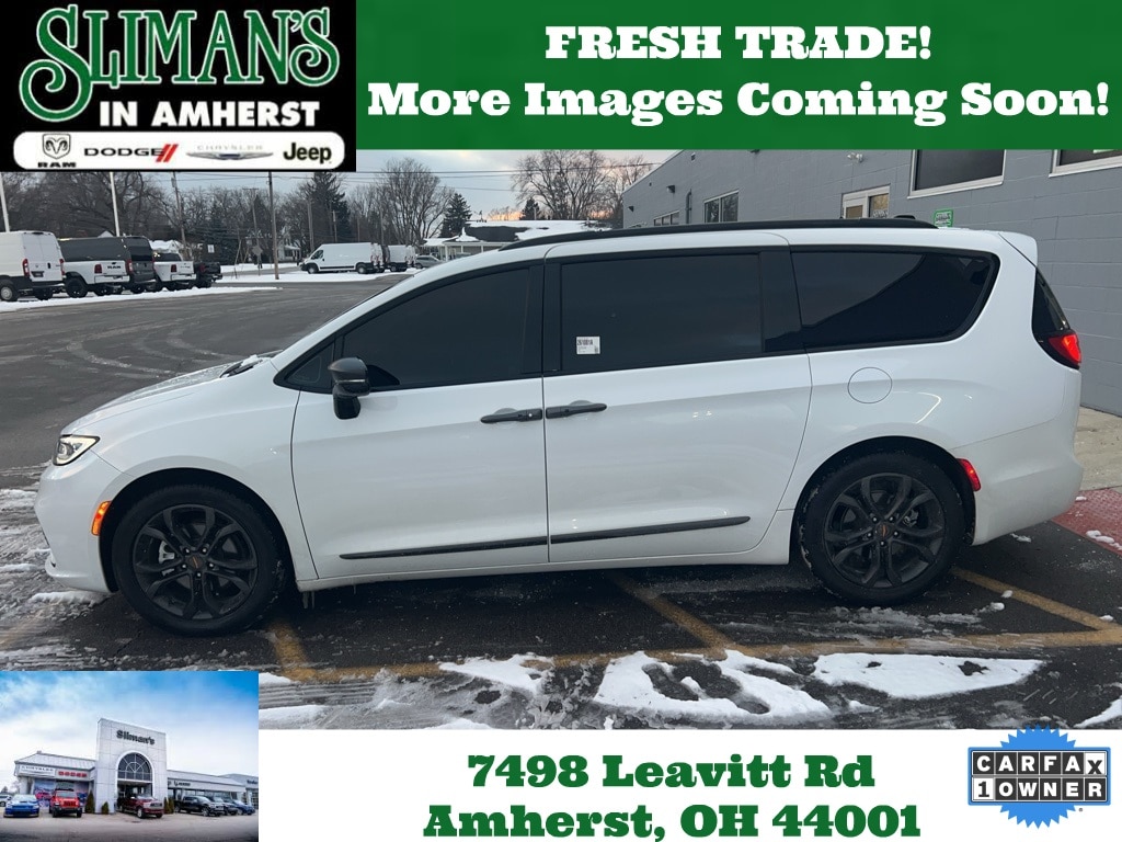 2024 Chrysler Pacifica Touring L's photo