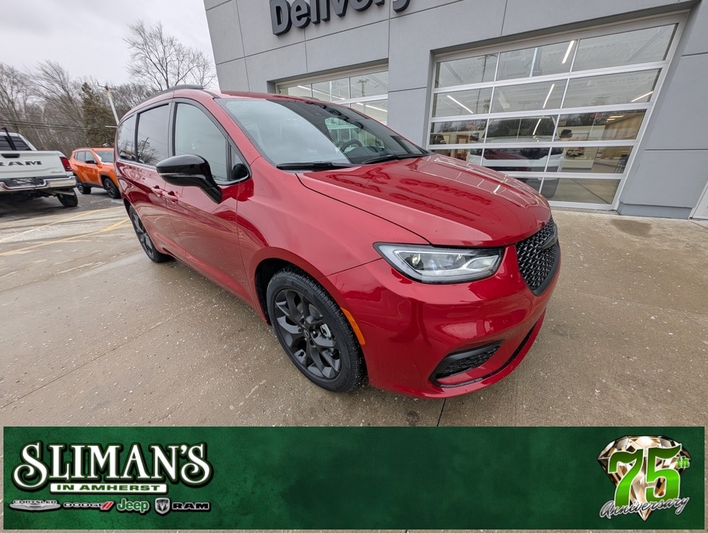 2026 Chrysler Pacifica Select's photo