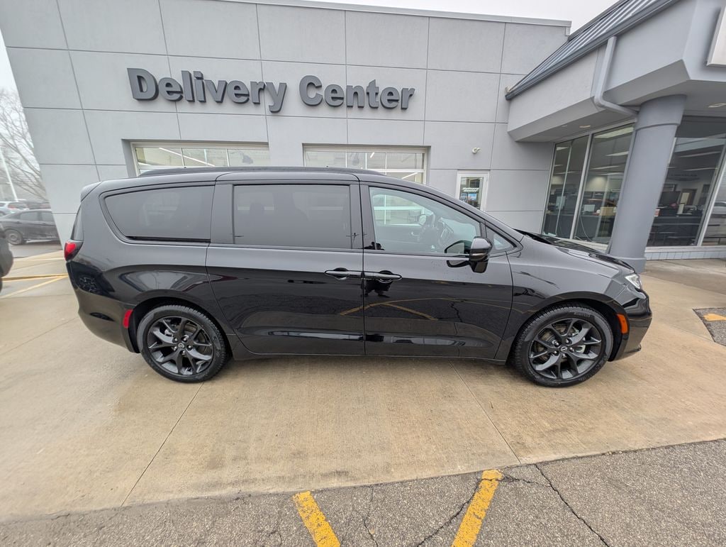 New 2026 Chrysler Pacifica SELECT Passenger Van
