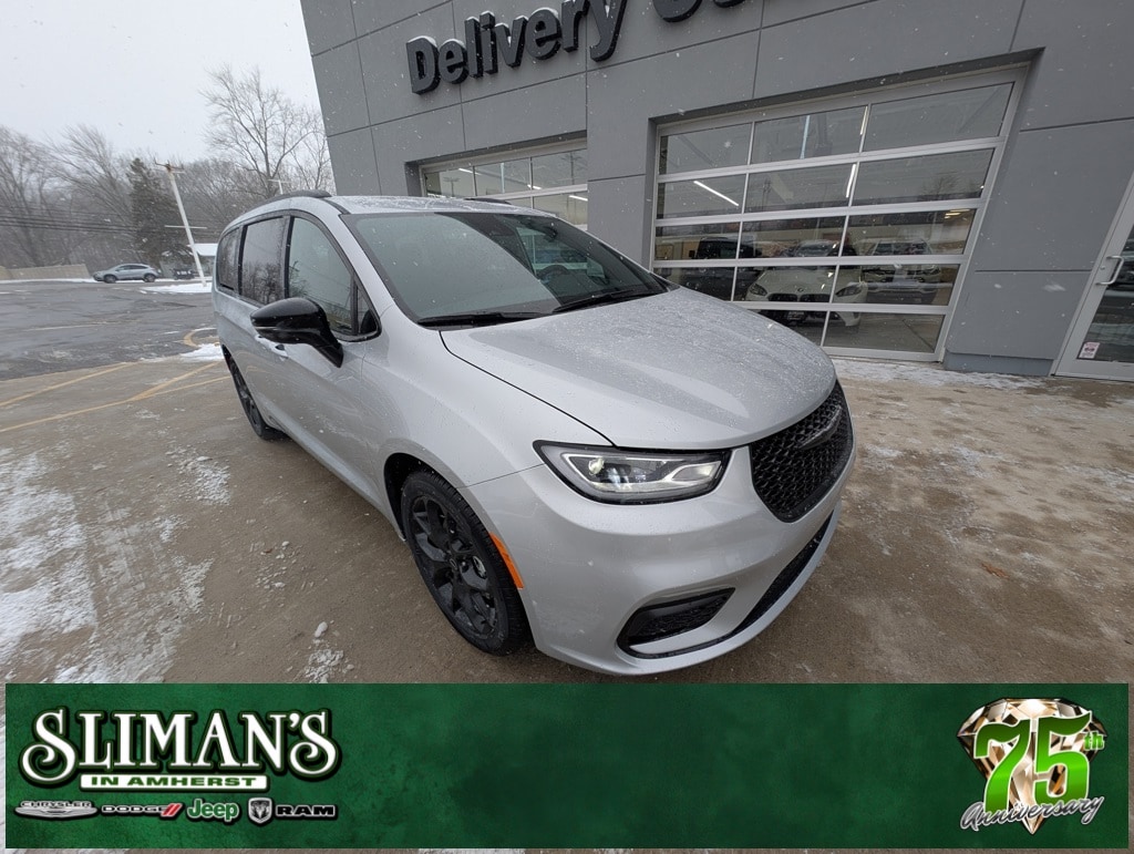 2026 Chrysler Pacifica Select's photo