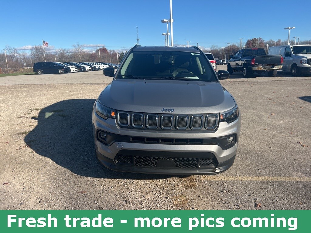 2022 Jeep Compass Latitude Lux photo 2