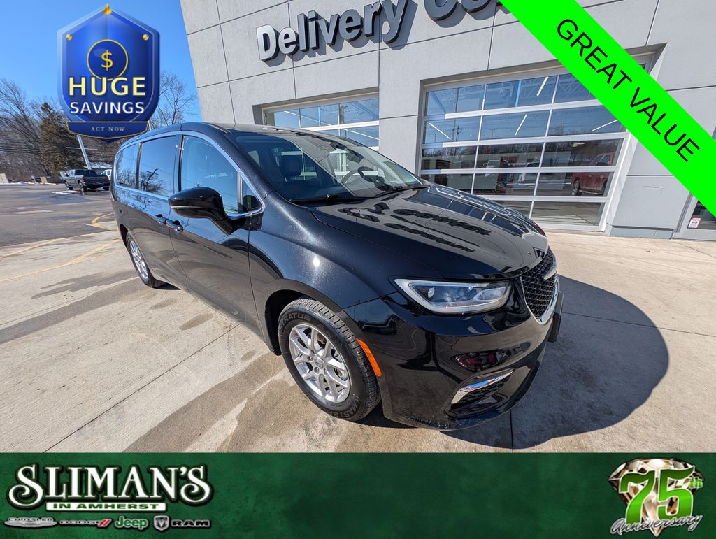 2024 Chrysler Pacifica Touring L's photo