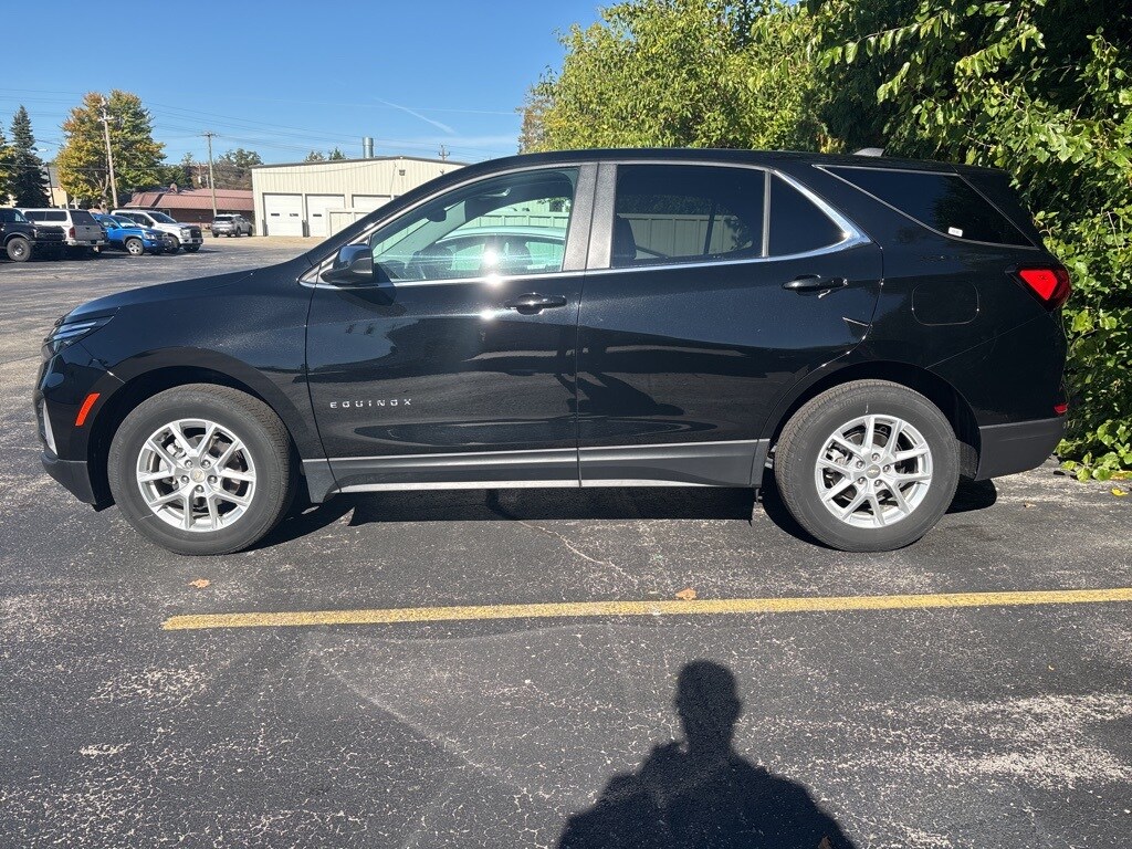 2024 Chevrolet Equinox LT photo 2