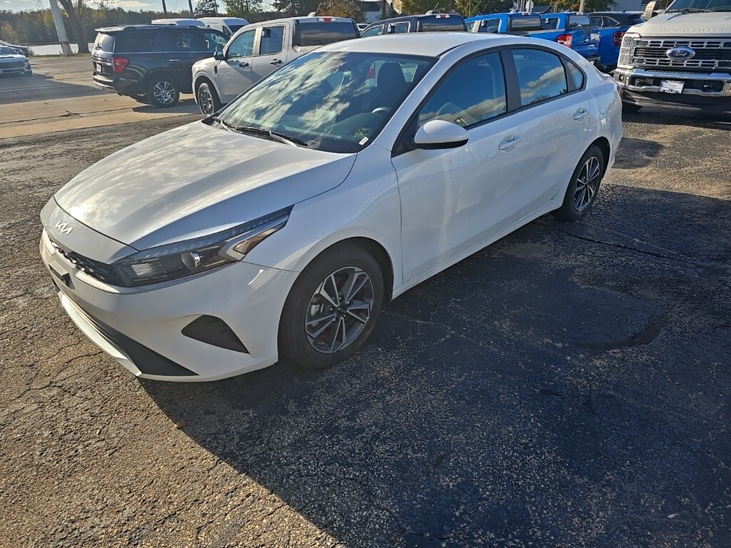 2024 Kia Forte LXS photo 2