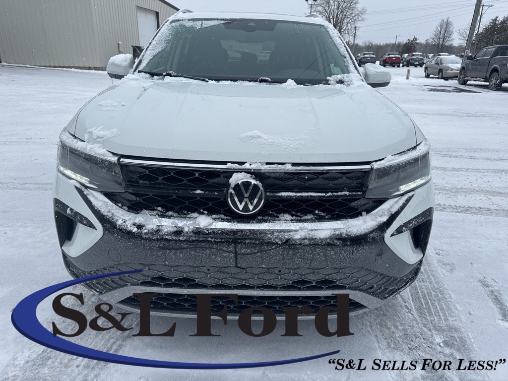2022 Volkswagen Taos SE's photo