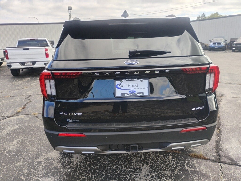 2025 Ford Explorer photo 2