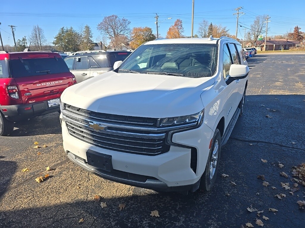 2024 Chevrolet Suburban LT photo 2