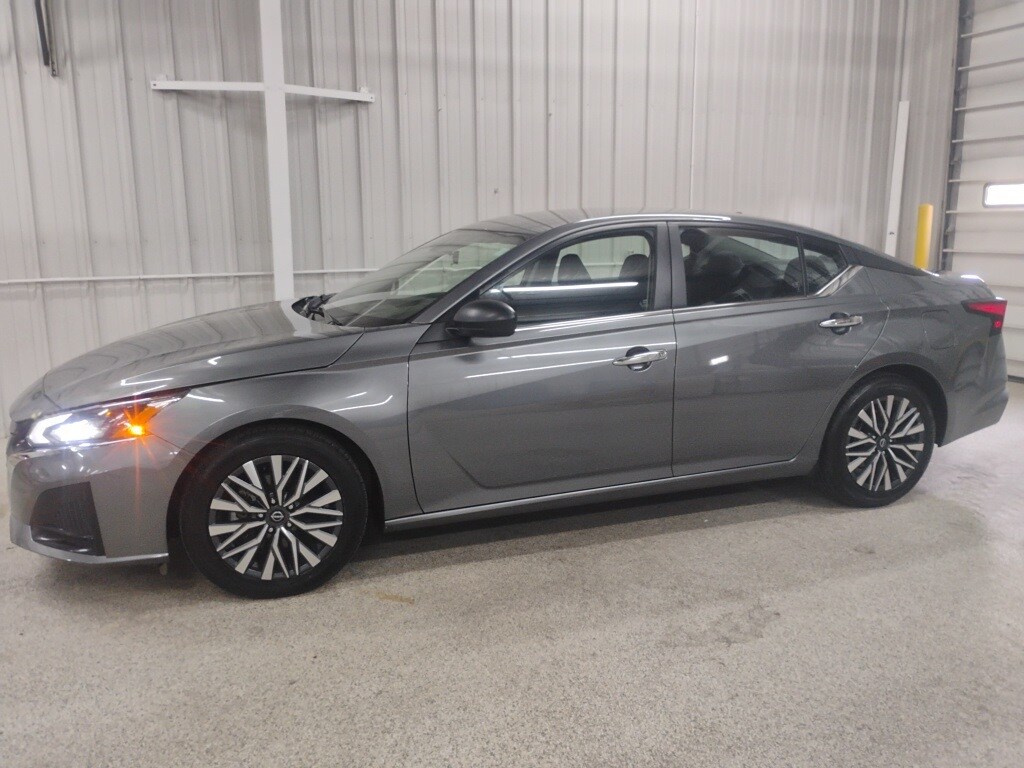 2024 Nissan Altima 2.5 SV photo 2