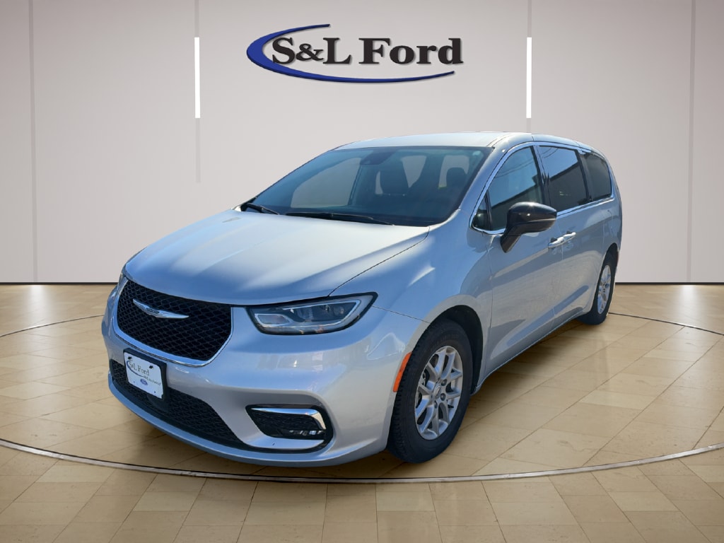 Used 2024 Chrysler Pacifica Touring L Passenger Van