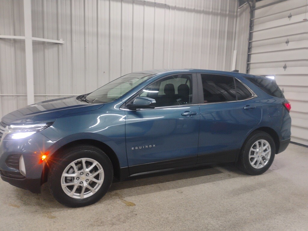 2024 Chevrolet Equinox LT photo 2