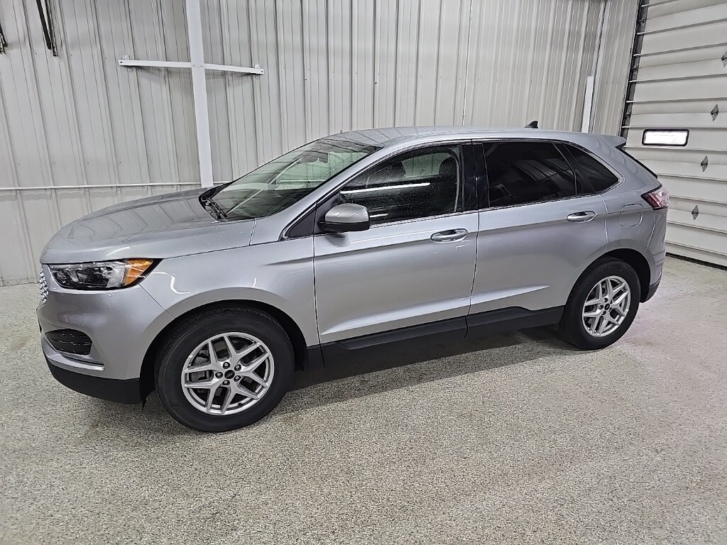 2024 Ford Edge SEL photo 2