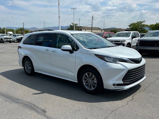2023 Toyota Sienna XLE photo 4