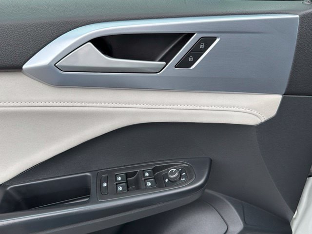2025 Volkswagen Taos SE - Photo 16