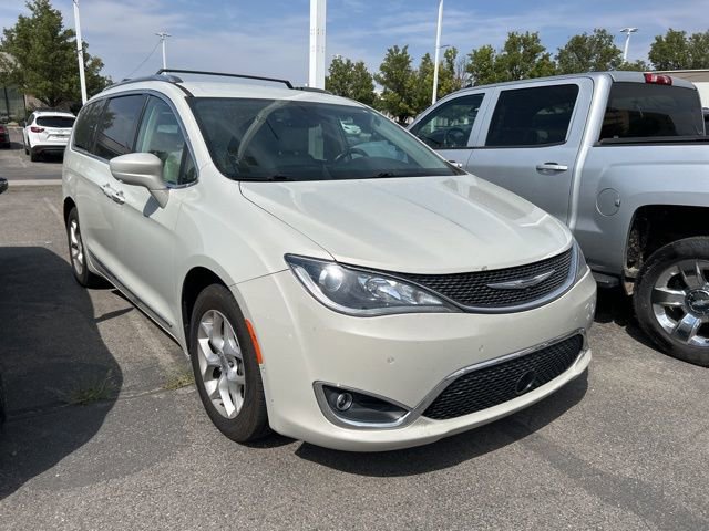 2017 Chrysler Pacifica Touring Plus photo 2