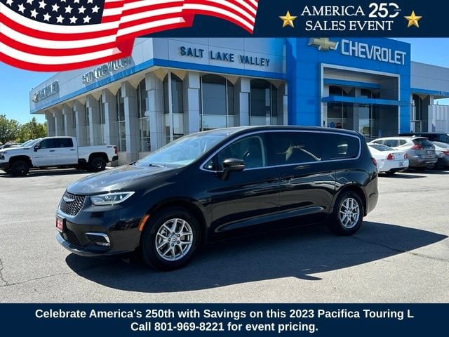 2023 Chrysler Pacifica Touring L's photo