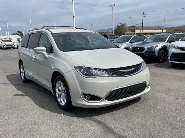 2017 Chrysler Pacifica Touring Plus photo 3