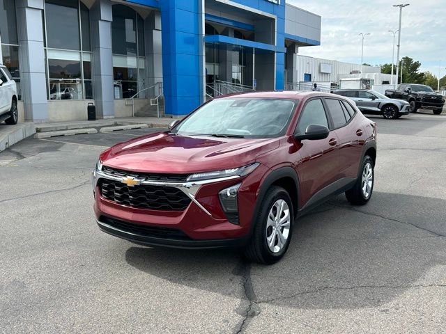 2025 Chevrolet Trax LS photo 2