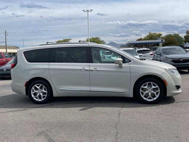 2017 Chrysler Pacifica Touring Plus photo 4