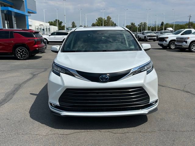 2023 Toyota Sienna XLE photo 3
